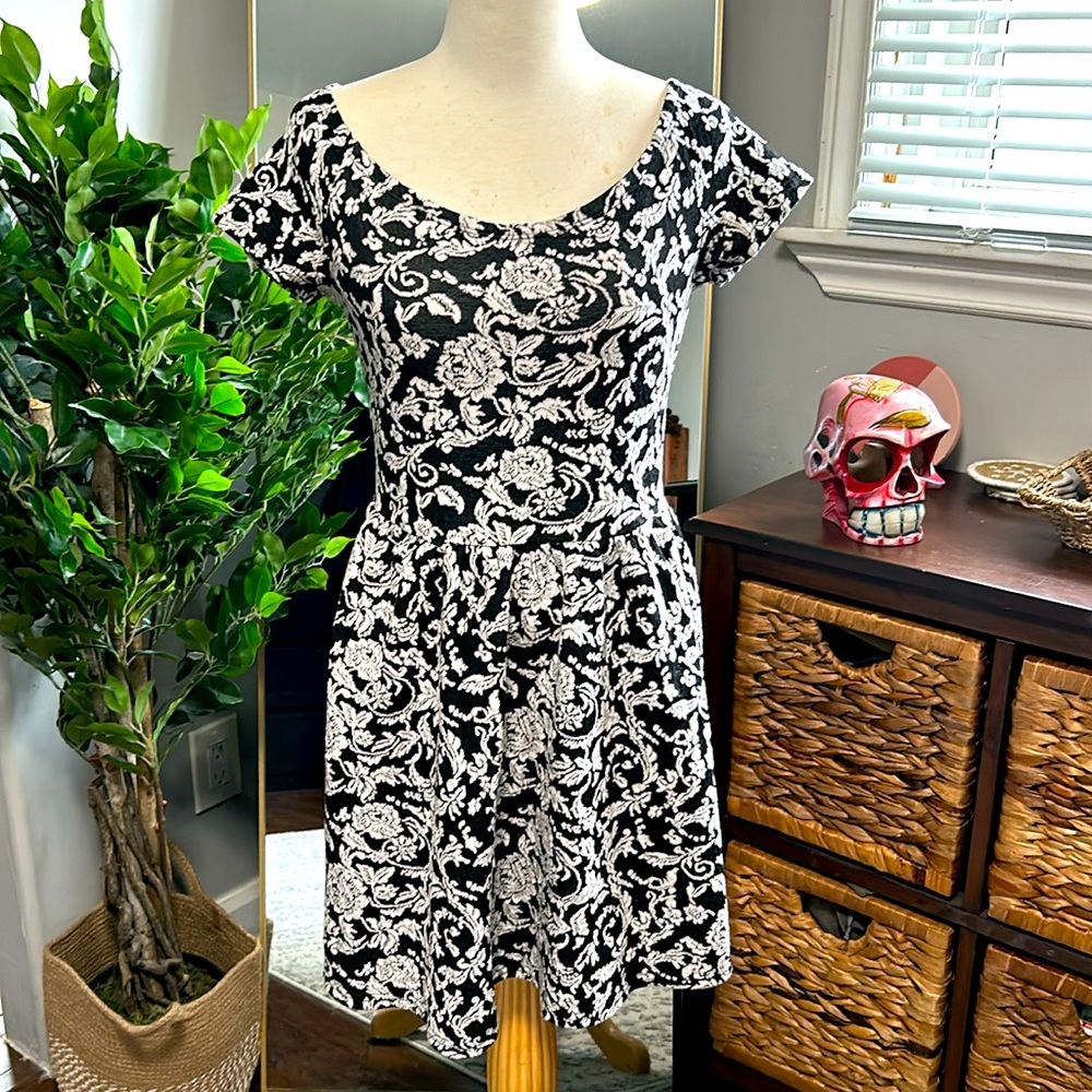 Elegant Black and White Floral Dress (Buy 1 and get yellow dress free!!)